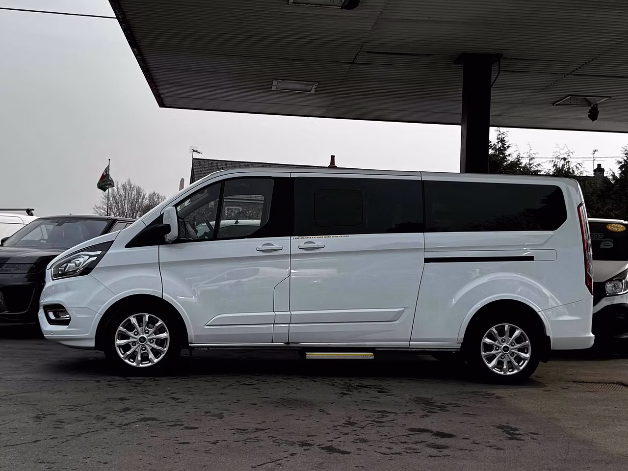 Ford Tourneo Custom 320 EcoBlue Titanium EURO 6 - AUTO 8 SEATER BUS - Thumbnail 3