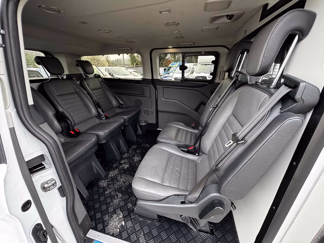 Ford Tourneo Custom 320 EcoBlue Titanium EURO 6 - AUTO 8 SEATER BUS - Thumbnail 4