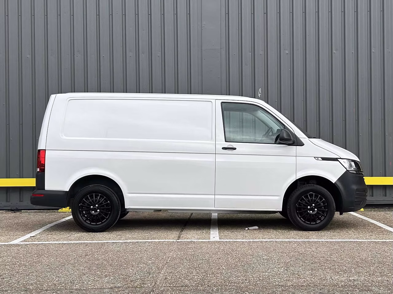 Volkswagen Transporter TDI T28 Startline AIR CON - CRUISE CONTROL - TAILGATE - LOW MILES - Thumbnail 3