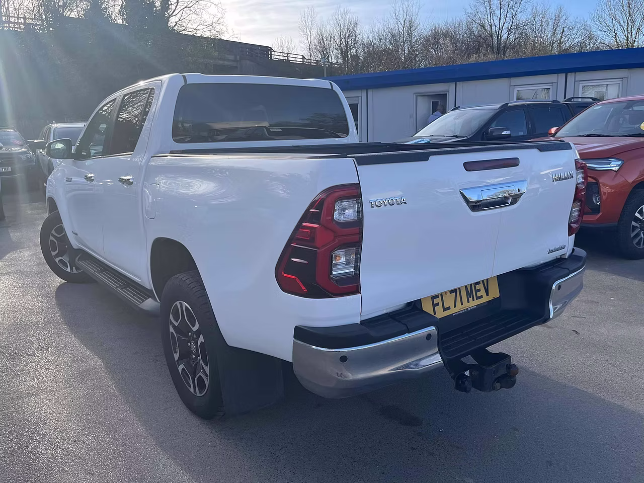 Toyota Hilux D-4D Invincible EURO 6 - MANUAL - 2.4L - Thumbnail 6