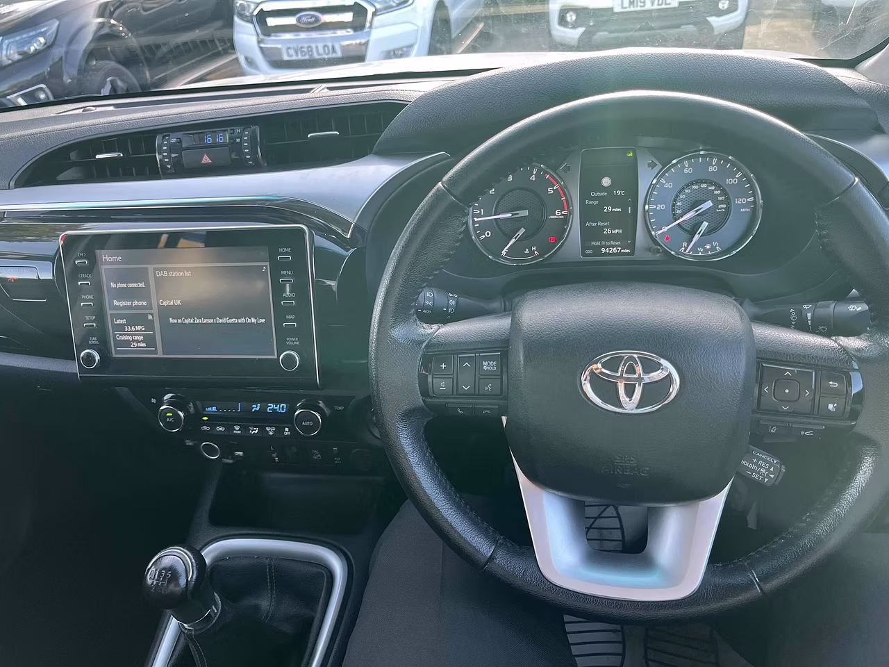Toyota Hilux D-4D Invincible EURO 6 - MANUAL - 2.4L - Thumbnail 8