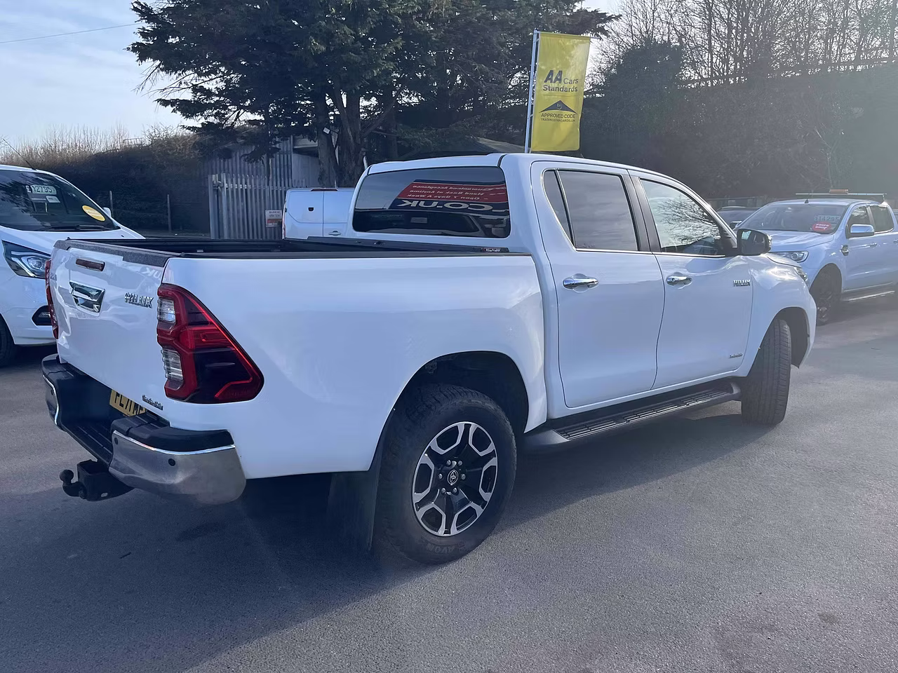 Toyota Hilux D-4D Invincible EURO 6 - MANUAL - 2.4L - Thumbnail 2