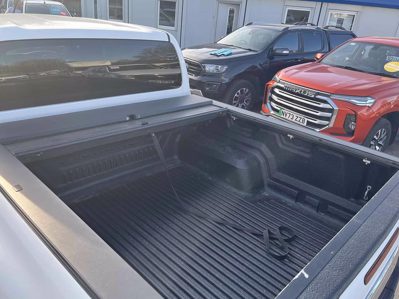 Toyota Hilux D-4D Invincible EURO 6 - MANUAL - 2.4L - Thumbnail 4