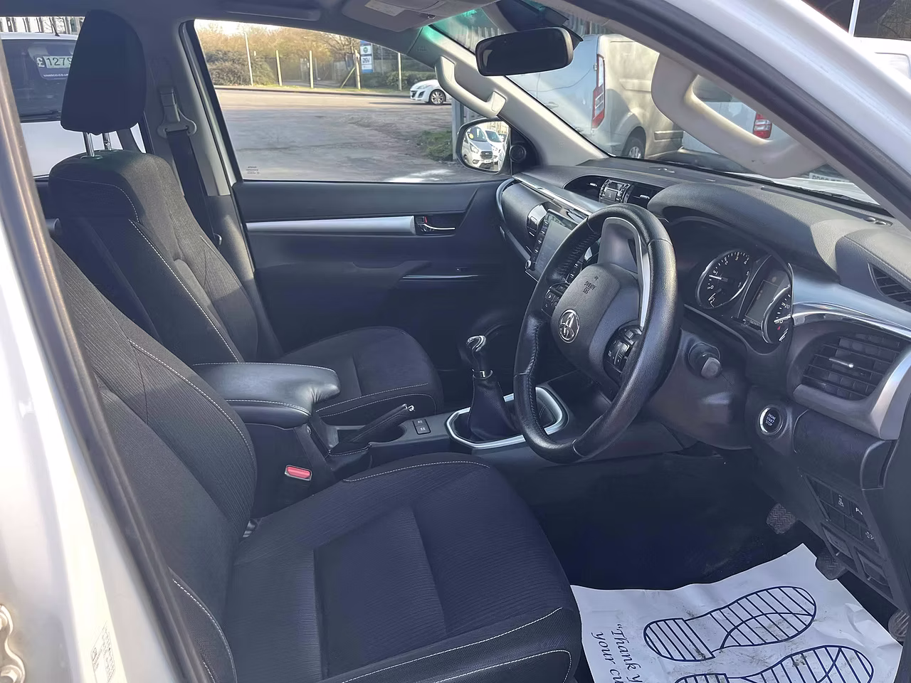 Toyota Hilux D-4D Invincible EURO 6 - MANUAL - 2.4L - Thumbnail 9