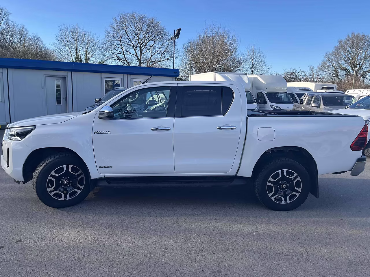 Toyota Hilux D-4D Invincible EURO 6 - MANUAL - 2.4L - Thumbnail 10