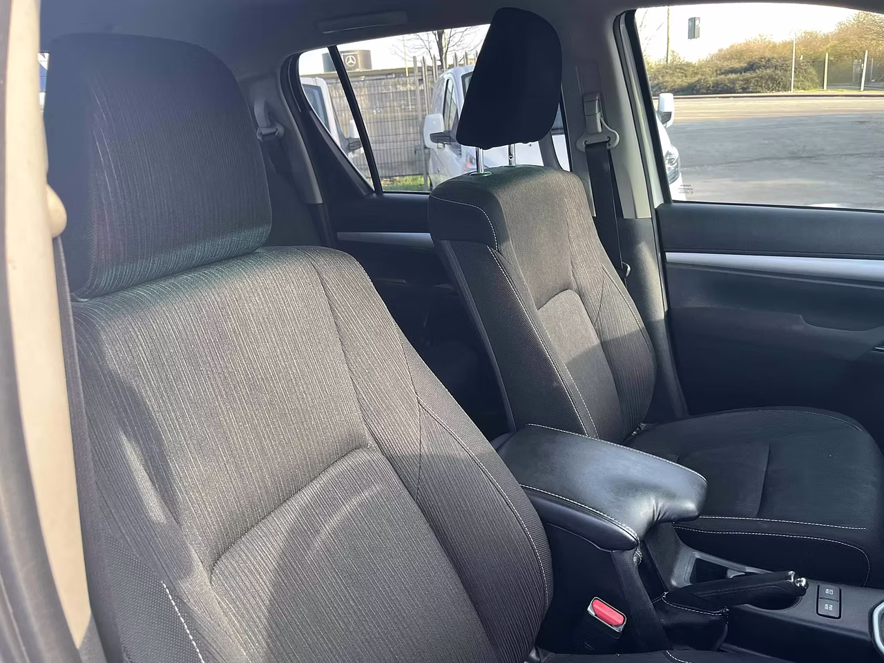 Toyota Hilux D-4D Invincible EURO 6 - MANUAL - 2.4L - Thumbnail 3