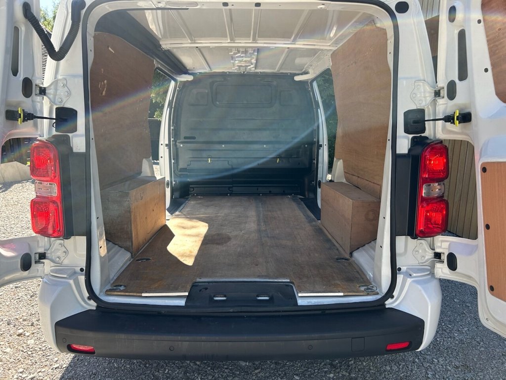 VAUXHALL VIVARO 1.5 Turbo D 2900 Sportive Panel Van 5dr Diesel Manual - Thumbnail 9