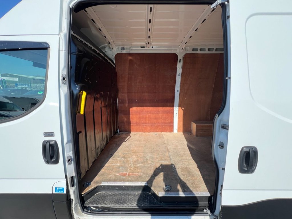 2023 Iveco Daily 2.3D HPI 35S | MWB | High Roof | Euro 6 | 136PS | Manual - Thumbnail 9