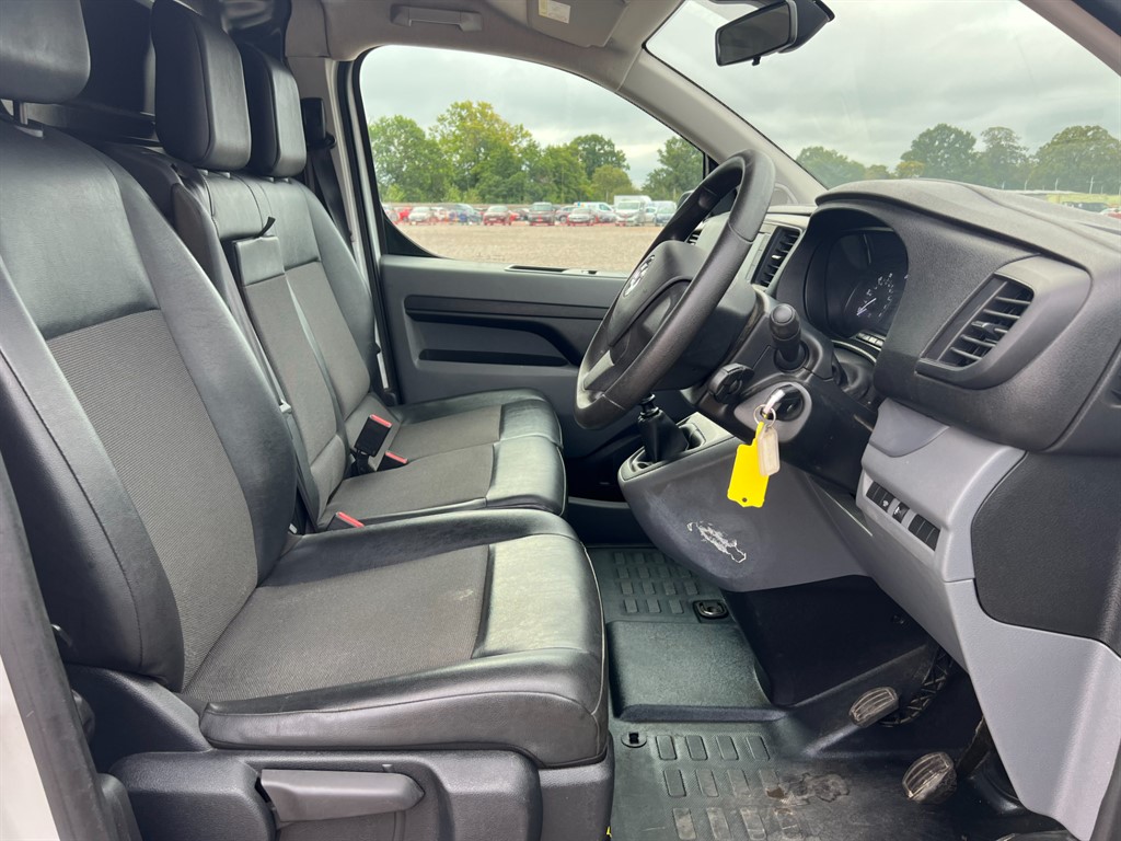Vauxhall Vivaro L2H1 2900 Sportive S/S – Reliable & Versatile Work Van - Thumbnail 3
